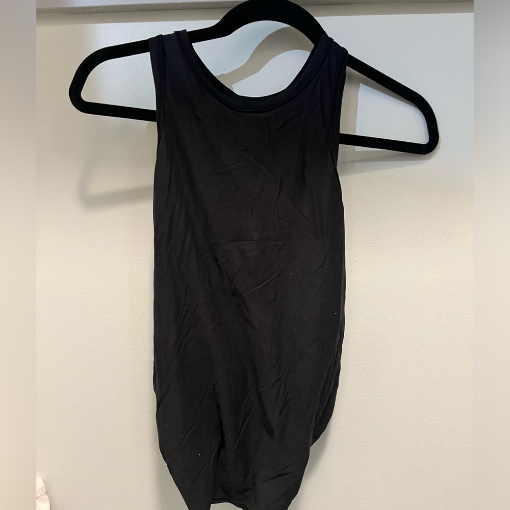 Lululemon, size 4 black tie back tank. Very good condition. Like new.
